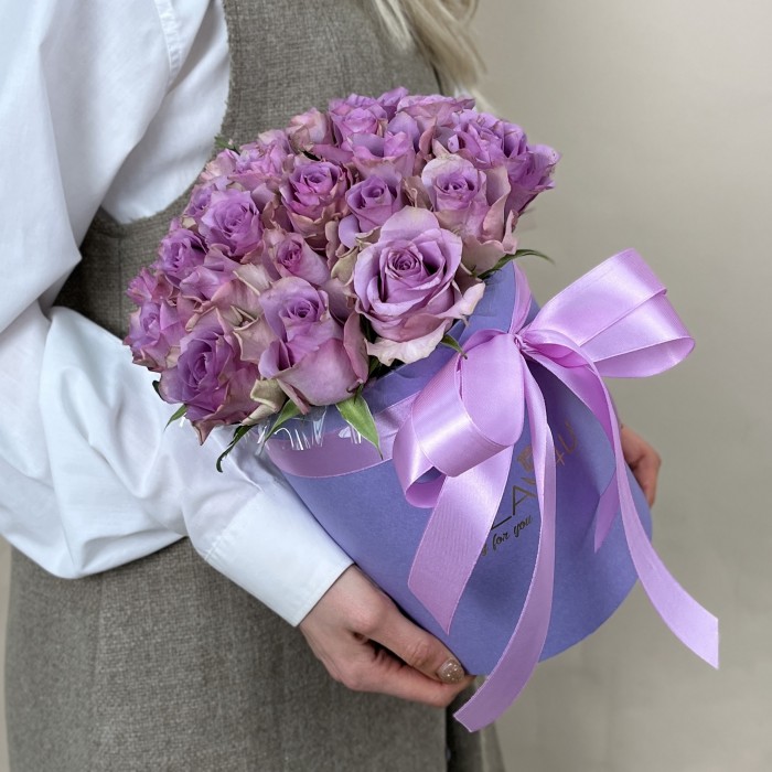 25 сиреневых роз в коробке