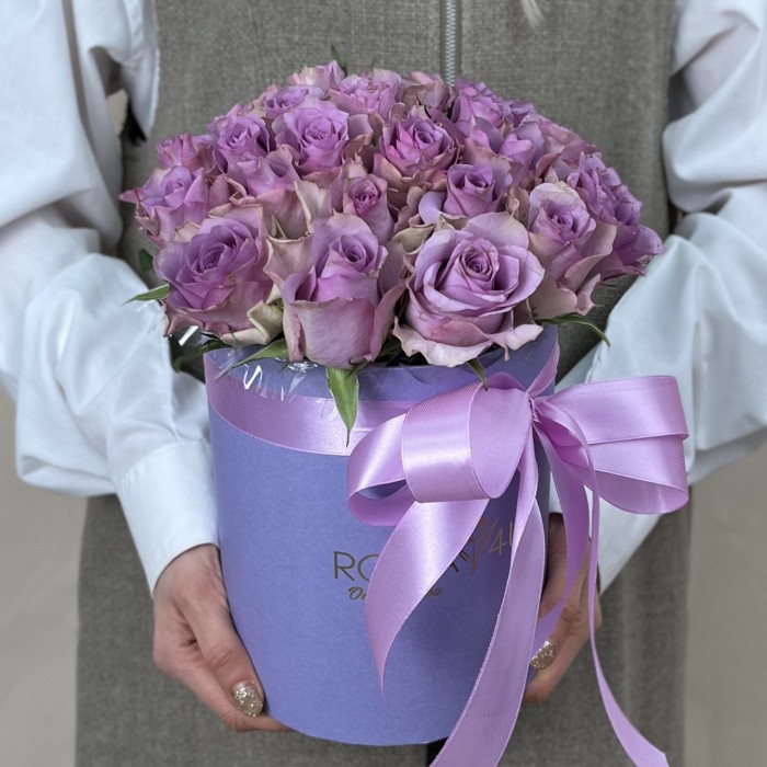 25 сиреневых роз в коробке
