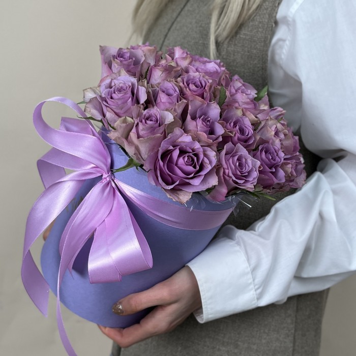 25 сиреневых роз в коробке