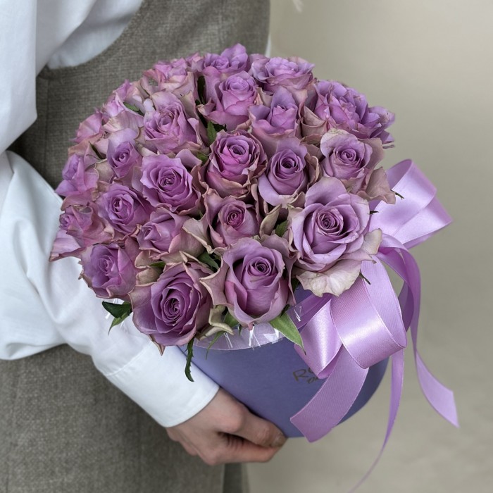 25 сиреневых роз в коробке