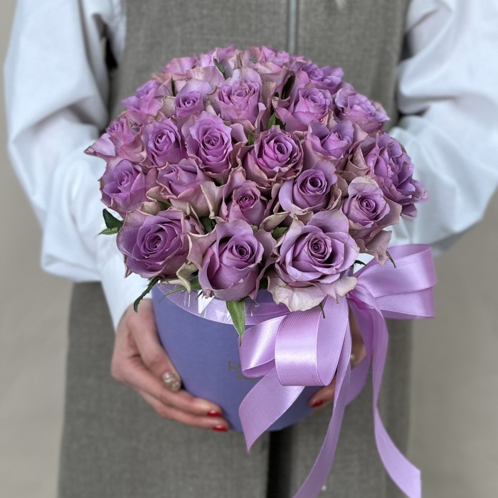 25 сиреневых роз в коробке