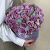 35 сиреневых роз Найтингейл с эвкалиптом в коробке