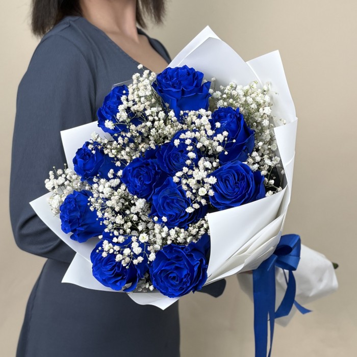 11 синих роз с гипсофилой