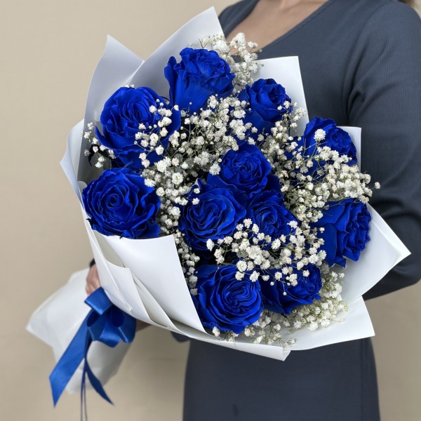 11 синих роз с гипсофилой