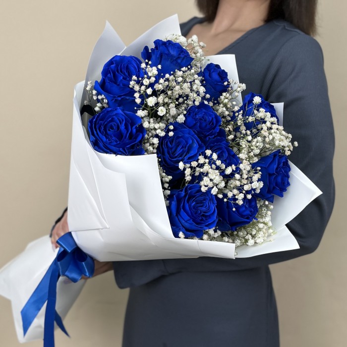 11 синих роз с гипсофилой