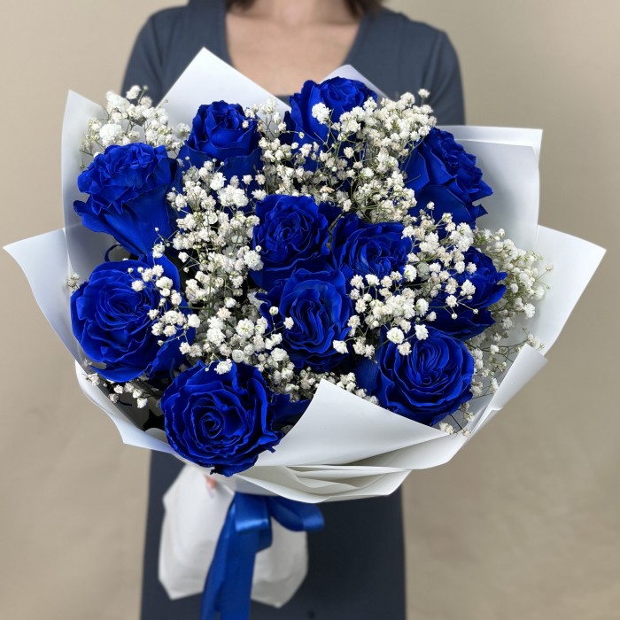 11 синих роз с гипсофилой