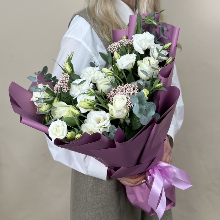 Сборный букет из белых роз и эустомы