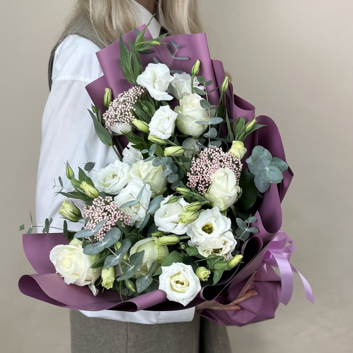 Сборный букет из белых роз и эустомы