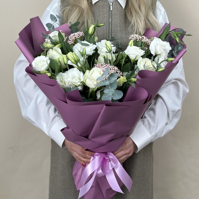 Сборный букет из белых роз и эустомы