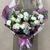 Сборный букет из белых роз и эустомы