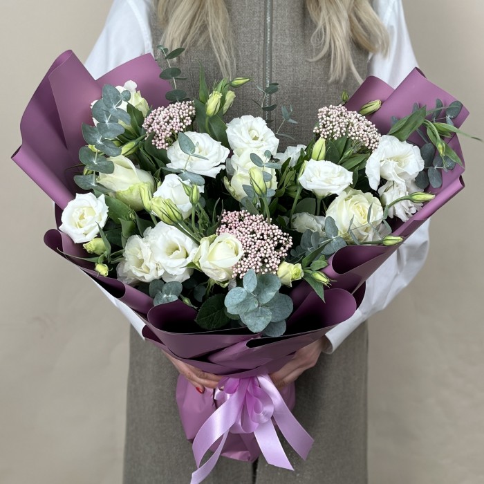 Сборный букет из белых роз и эустомы