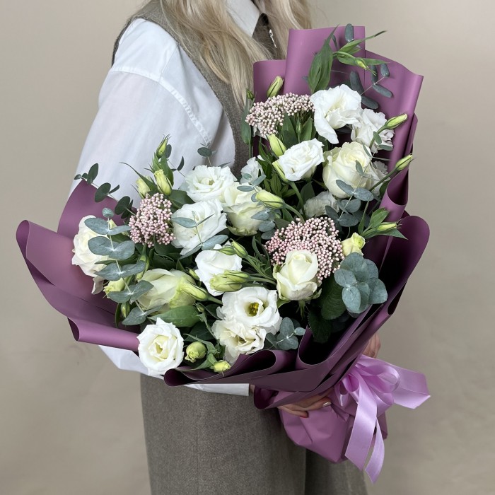 Сборный букет из белых роз и эустомы