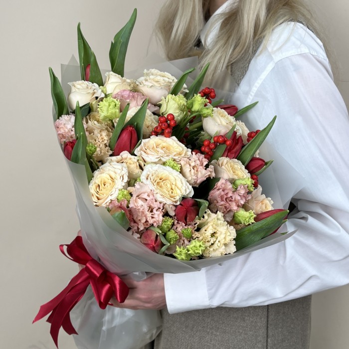 Сборный букет с эустомой и красными тюльпанами