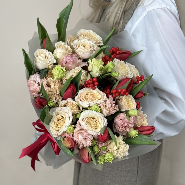 Сборный букет с эустомой и красными тюльпанами