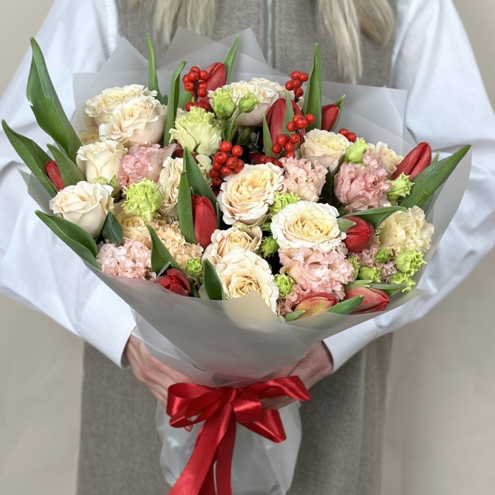 Сборный букет с эустомой и красными тюльпанами