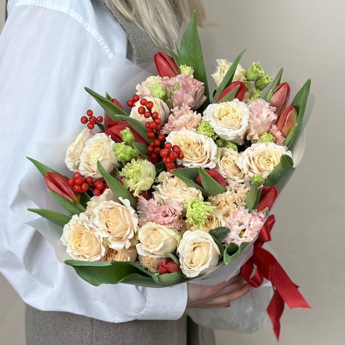 Сборный букет с эустомой и красными тюльпанами