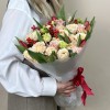 Сборный букет с эустомой и красными тюльпанами