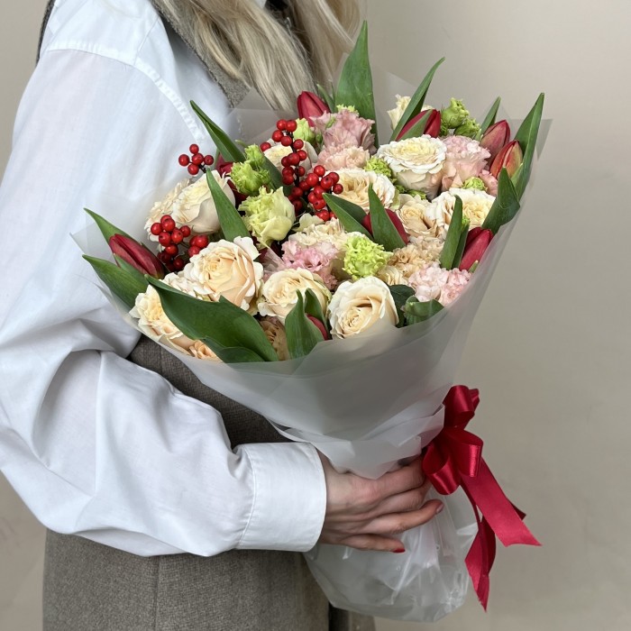 Сборный букет с эустомой и красными тюльпанами