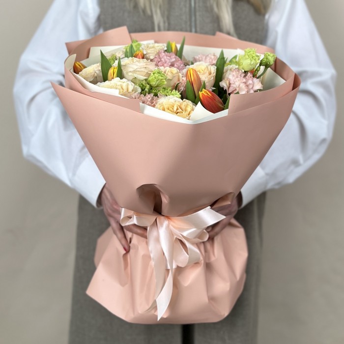 Сборный букет из эустомы и тюльпанов