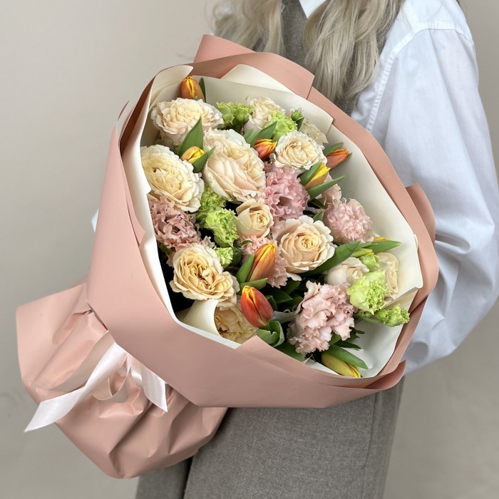 Сборный букет из эустомы и тюльпанов