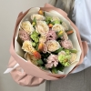 Сборный букет из эустомы и тюльпанов