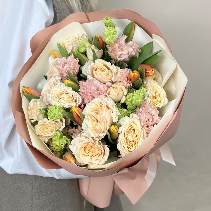 Сборный букет из эустомы и тюльпанов