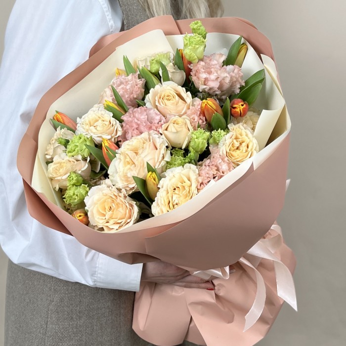 Сборный букет из эустомы и тюльпанов