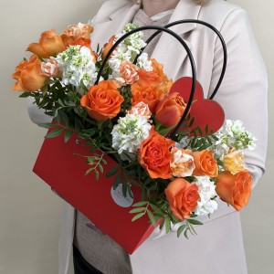 Букет дня  в коробке с розами Валенсия