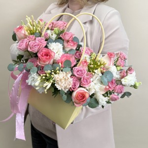 Букет дня  в коробке с розами Воздушное настроение