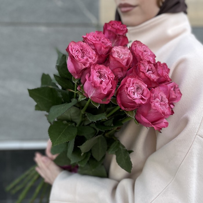 11 пионовидных сиреневых роз Кантри блюз 70 см