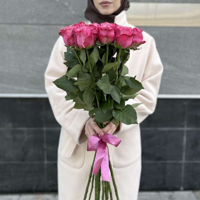 11 пионовидных сиреневых роз Кантри блюз 70 см