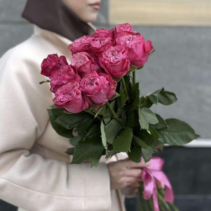 11 пионовидных сиреневых роз Кантри блюз 70 см