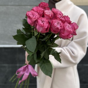 11 пионовидных сиреневых роз Кантри блюз 70 см