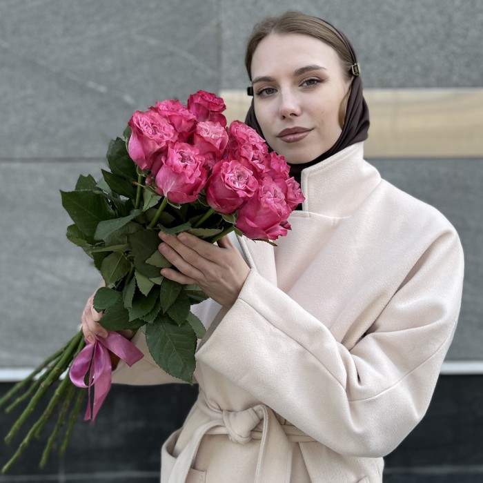 11 пионовидных сиреневых роз Кантри блюз 70 см