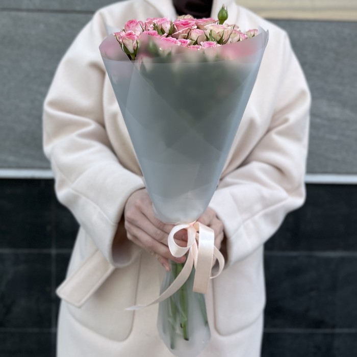 11 розовых кустовых роз Тралала 40 см