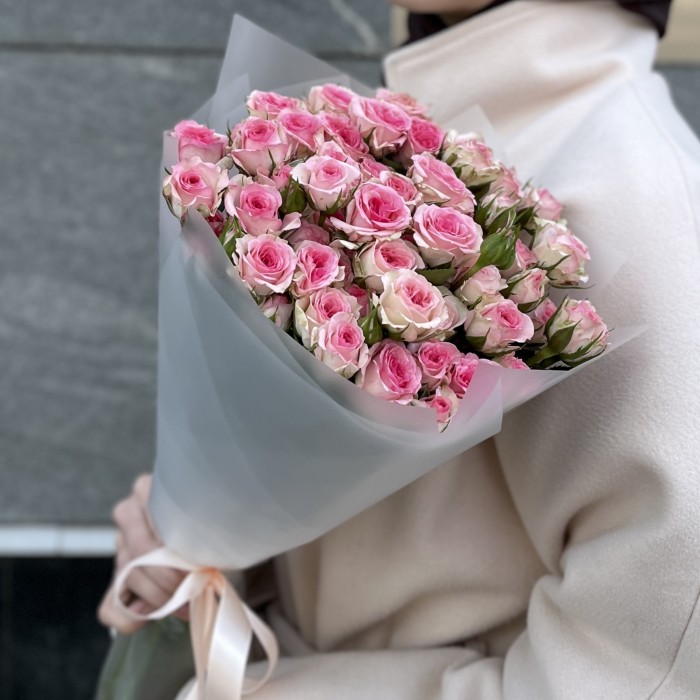 11 розовых кустовых роз Тралала 40 см