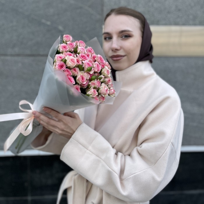 11 розовых кустовых роз Тралала 40 см