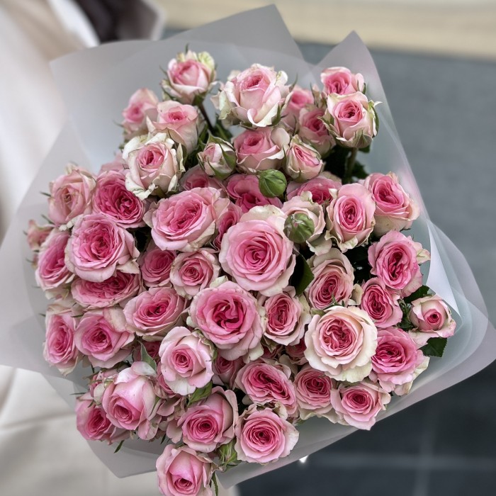 11 розовых кустовых роз Тралала 40 см