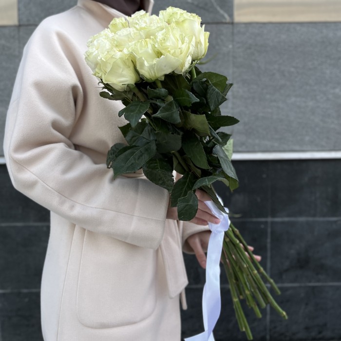 11 белых роз Мондиаль 70 см