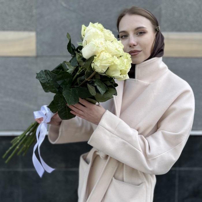11 белых роз Мондиаль 70 см
