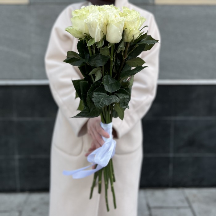 11 белых роз Мондиаль 70 см