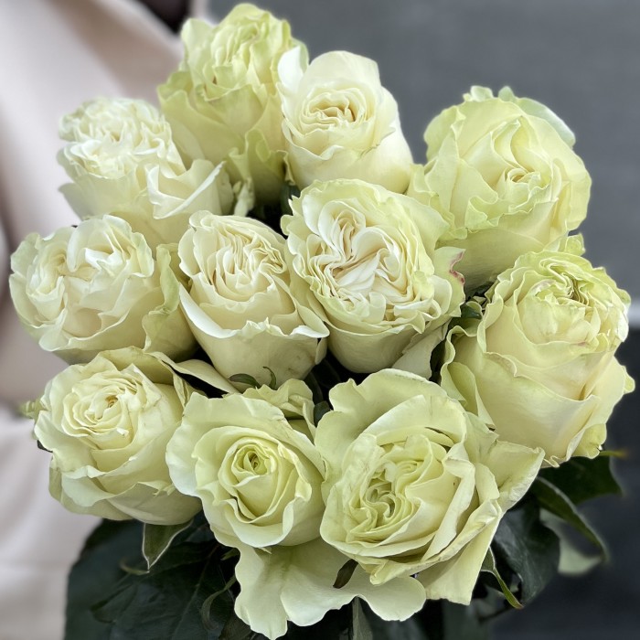 11 белых роз Мондиаль 70 см