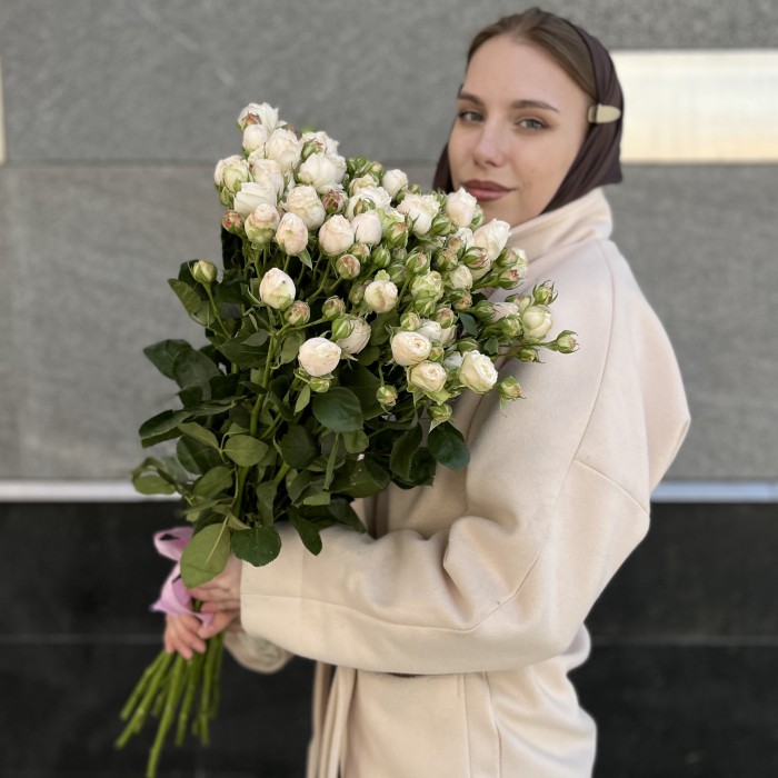 15 кустовых пионовидных Роз Принцесс Бомбастик 70 см