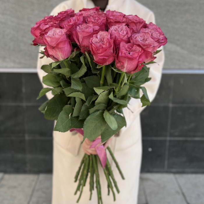 25 пионовидных сиреневых роз сорта Кантри Блюз 60 см