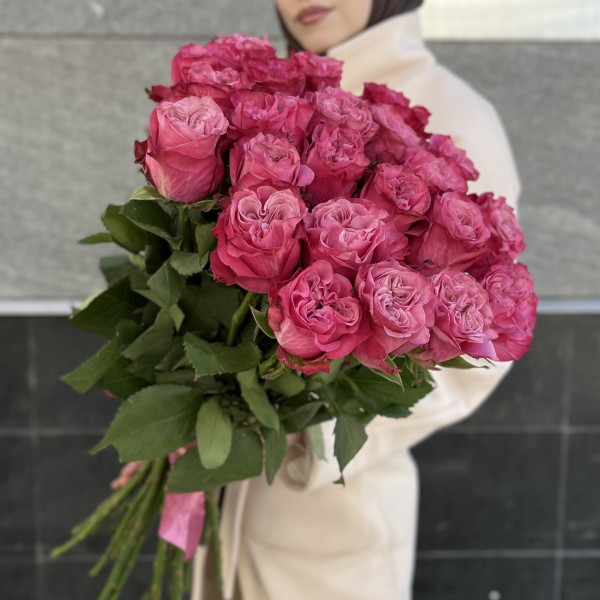 25 пионовидных сиреневых роз сорта Кантри Блюз 60 см