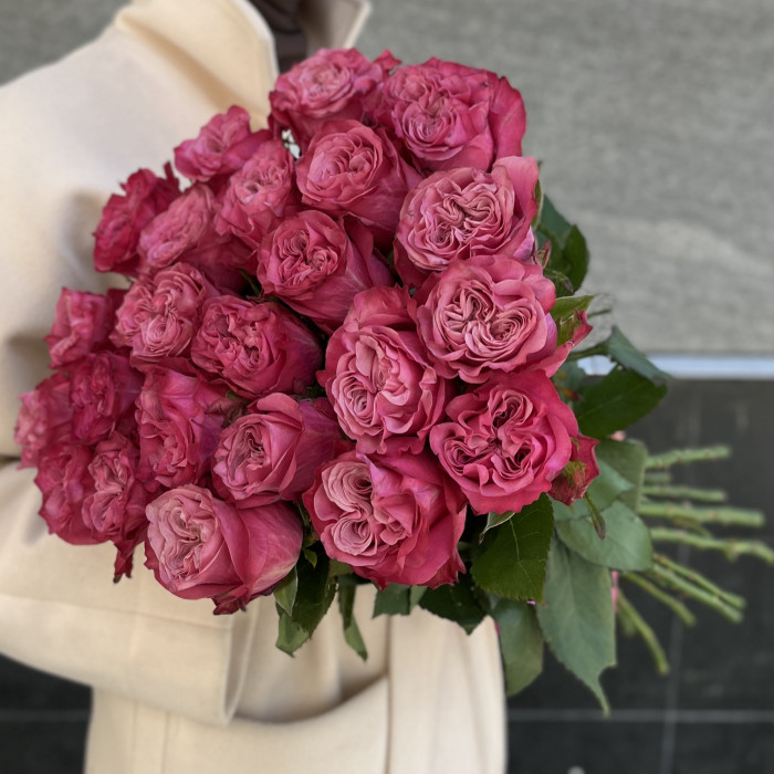 25 пионовидных сиреневых роз сорта Кантри Блюз 60 см