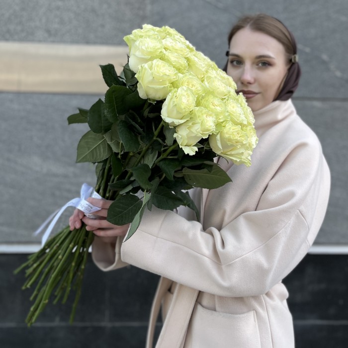 25 белых роз Мондиаль 70 см