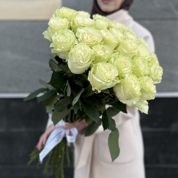 25 белых роз Мондиаль 70 см