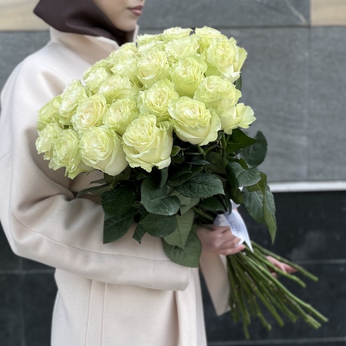 25 белых роз Мондиаль 70 см