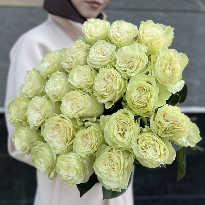 25 белых роз Мондиаль 70 см